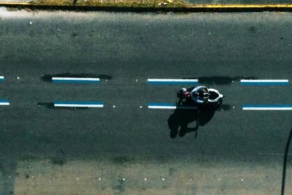 Motociclista trafega sobre faixa azul em avenida de Fortaleza, implantada em caráter experimental para motos.