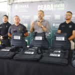 Governador do Ceará discursa ao lado de policiais penais durante cerimônia de entrega de coletes balísticos, capacetes e equipamentos no Complexo Penitenciário de Aquiraz.