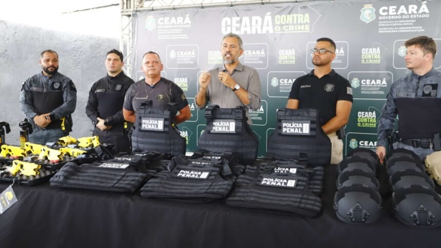 Governador do Ceará discursa ao lado de policiais penais durante cerimônia de entrega de coletes balísticos, capacetes e equipamentos no Complexo Penitenciário de Aquiraz.