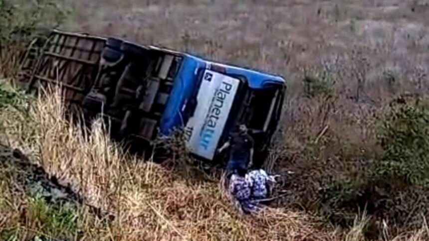 Ônibus de turismo tombado fora da pista na rodovia CE-085, em Paraipaba, a caminho de Jericoacoara.