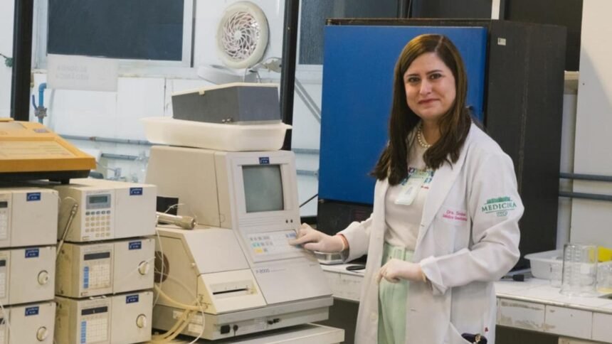 Pesquisadora da Uece em laboratório onde é conduzido estudo que testa medicamento do SUS para tratamento da Síndrome de Rett em parceria com a Nasa.