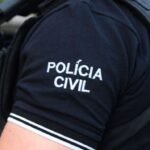 Detalhe do uniforme de um agente da Polícia Civil do Ceará, com a inscrição “Polícia Civil” no braço, durante operação policial.