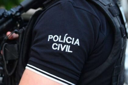 Detalhe do uniforme de um agente da Polícia Civil do Ceará, com a inscrição “Polícia Civil” no braço, durante operação policial.