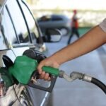 Frentista abastece veículo com gasolina comum em posto no Ceará, onde o preço médio do combustível subiu mesmo após redução da Petrobras.