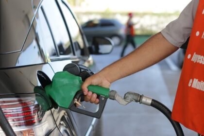 Frentista abastece veículo com gasolina comum em posto no Ceará, onde o preço médio do combustível subiu mesmo após redução da Petrobras.