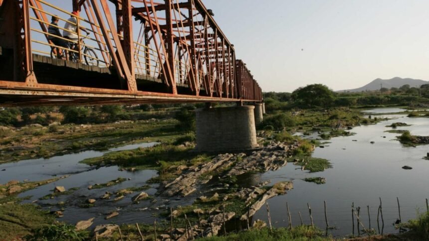 Paisagem rural de Quixeramobim, no Sertão Central do Ceará, afetada pela seca, município que teve situação de emergência reconhecida em 2026.
