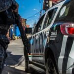 Viatura da polícia durante operação de segurança no Ceará, estado que registrou redução de 7,7% nas mortes violentas em 2025.