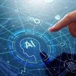 Mão aponta para ícone de inteligência artificial em interface digital, cercada por símbolos de tecnologia, dados e conexões em rede.