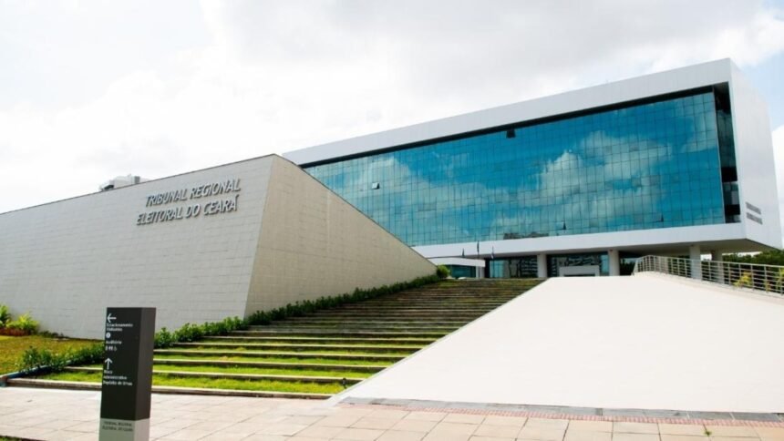 Fachada do Tribunal Regional Eleitoral do Ceará, em Fortaleza, prédio moderno com fachada de vidro e escadaria frontal.