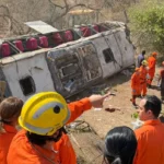 Ônibus de romeiros capotado às margens da rodovia AL-220, em São José da Tapera, Alagoas, com equipes de resgate atuando no atendimento às vítimas do acidente.