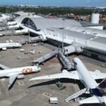 Vista aérea do Aeroporto Internacional Pinto Martins, em Fortaleza, com aeronaves em operação no terminal.