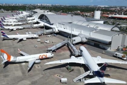 Vista aérea do Aeroporto Internacional Pinto Martins, em Fortaleza, com aeronaves em operação no terminal.