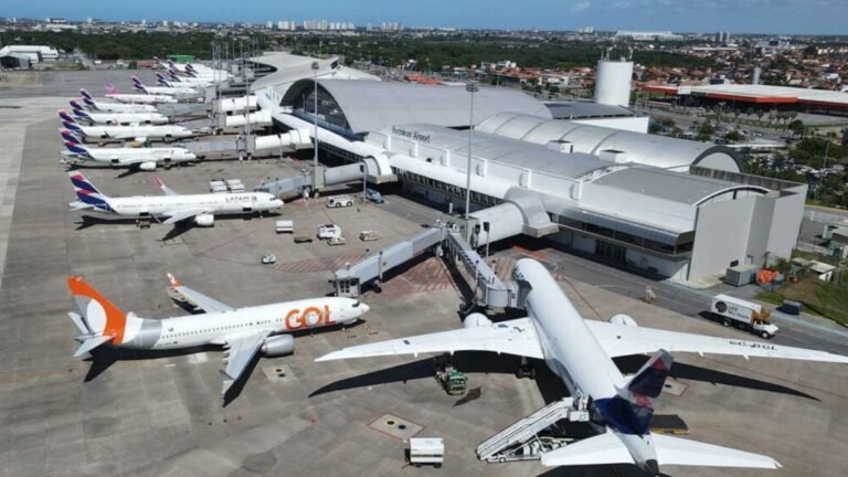 Vista aérea do Aeroporto Internacional Pinto Martins, em Fortaleza, com aeronaves em operação no terminal.