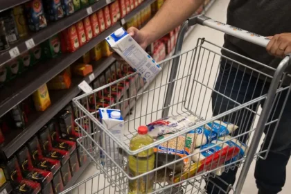 Consumidor faz compras em supermercado, ilustrando os gastos com alimentação no orçamento das famílias do Ceará.