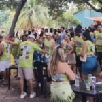 Foliões participam do Pré-Carnaval do Bloco Pimentinha, reunidos ao ar livre no Espetinho de Ouro, em Cascavel, celebrando com música, dança, cores e clima de confraternização.