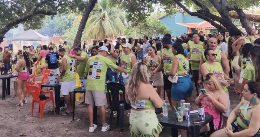 Foliões participam do Pré-Carnaval do Bloco Pimentinha, reunidos ao ar livre no Espetinho de Ouro, em Cascavel, celebrando com música, dança, cores e clima de confraternização.