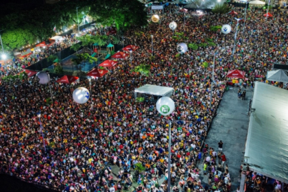 Público ocupa praça em Beberibe durante Carnaval, que em 2026 contará com atrações nacionais e programação distribuída em vários distritos.