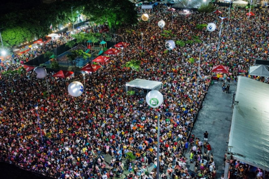 Público ocupa praça em Beberibe durante Carnaval, que em 2026 contará com atrações nacionais e programação distribuída em vários distritos.