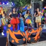 Crianças e adultos exibem fantasias coloridas no palco do 3º Concurso de Fantasias do Bloco Vai Quem Quer, na Praça Nossa Senhora do Ó, com grande presença do público.