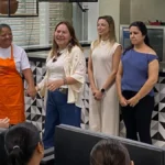 Participantes e especialistas durante curso de produção de queijo de leite de cabra na Escola de Gastronomia Social, em Fortaleza.