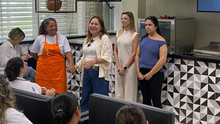 Participantes e especialistas durante curso de produção de queijo de leite de cabra na Escola de Gastronomia Social, em Fortaleza.