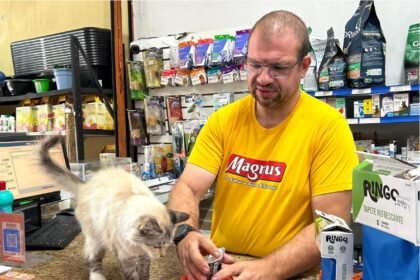 Décio Baccarini Neto, fundador da Raça & Ração, em pet shop durante atendimento, representando o crescimento dos pequenos negócios do mercado pet no Brasil.