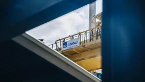 Estrutura industrial da Gerdau em Maracanaú, no Ceará, unidade produtora de aço que retomou as operações após período de paralisação.