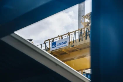 Estrutura industrial da Gerdau em Maracanaú, no Ceará, unidade produtora de aço que retomou as operações após período de paralisação.