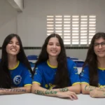 Trigêmeas Letícia, Yasmin e Beatriz Oliveira, estudantes da escola estadual Doutor César Cals, aprovadas em universidades públicas e privada, posam juntas em sala de aula.
