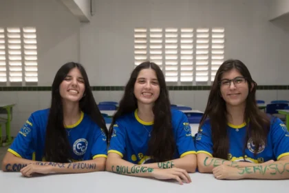 Trigêmeas Letícia, Yasmin e Beatriz Oliveira, estudantes da escola estadual Doutor César Cals, aprovadas em universidades públicas e privada, posam juntas em sala de aula.