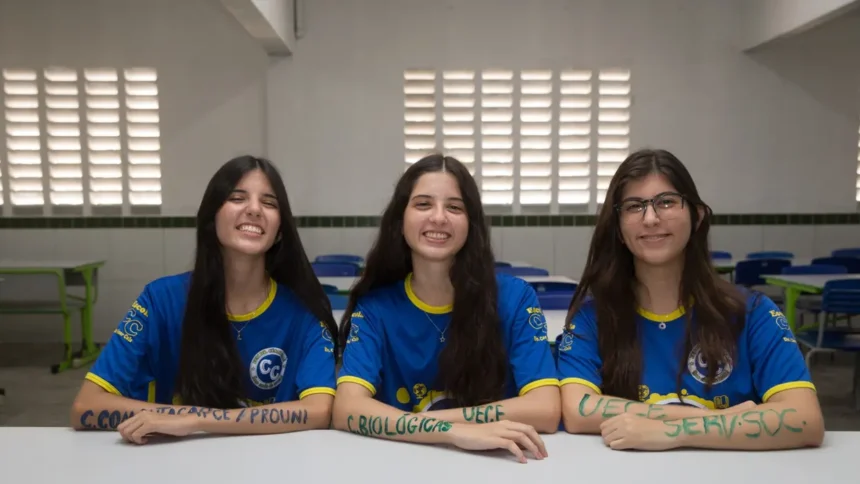 Trigêmeas Letícia, Yasmin e Beatriz Oliveira, estudantes da escola estadual Doutor César Cals, aprovadas em universidades públicas e privada, posam juntas em sala de aula.