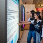 Estudantes da rede SESI SENAI Ceará interagem com painel digital da exposição “O Futuro das Profissões” no Museu da Indústria do Ceará.