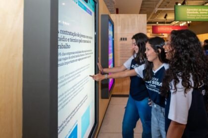 Estudantes da rede SESI SENAI Ceará interagem com painel digital da exposição “O Futuro das Profissões” no Museu da Indústria do Ceará.