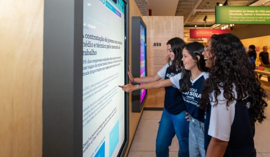 Estudantes da rede SESI SENAI Ceará interagem com painel digital da exposição “O Futuro das Profissões” no Museu da Indústria do Ceará.