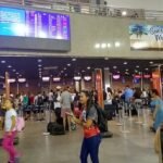 Saguão do Aeroporto Internacional de Fortaleza com grande fluxo de passageiros durante o Carnaval 2026.