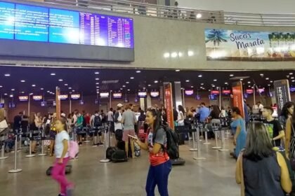 Saguão do Aeroporto Internacional de Fortaleza com grande fluxo de passageiros durante o Carnaval 2026.