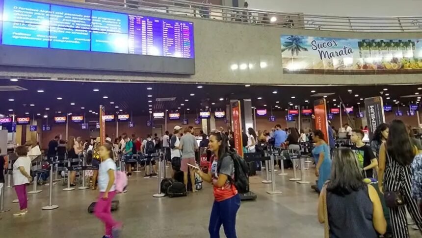 Saguão do Aeroporto Internacional de Fortaleza com grande fluxo de passageiros durante o Carnaval 2026.