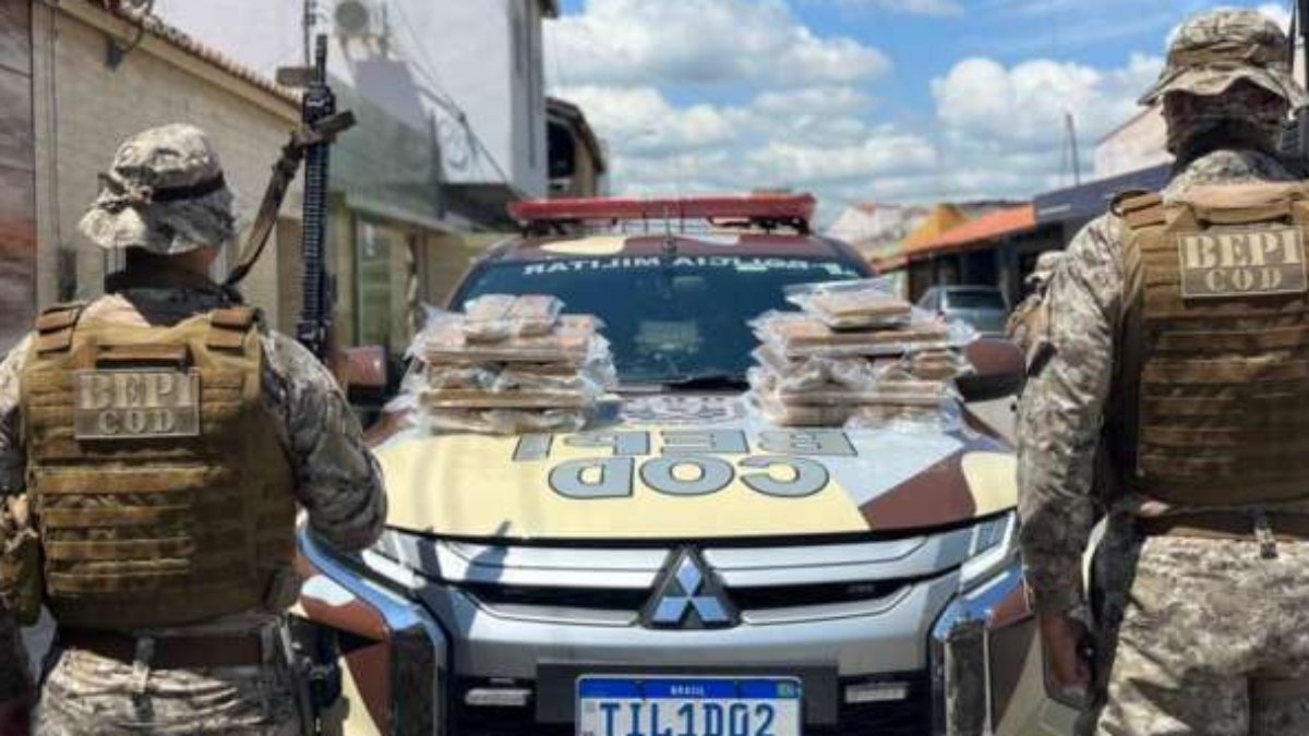 Policiais do Bepi durante apreensão de maconha no interior do Ceará, com material apreendido sobre viatura da PMCE.