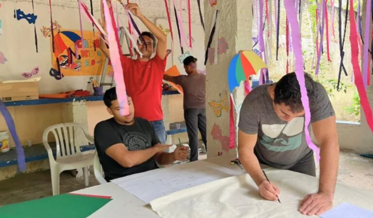 Pacientes participam de atividades de Terapia Ocupacional no Hospital de Saúde Mental Professor Frota Pinto, como parte do tratamento para dependência química e reintegração social.