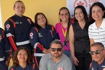 Profissionais do SAMU e representantes da Prefeitura de Cascavel reunidos na inauguração da nova base de apoio do serviço de urgência.