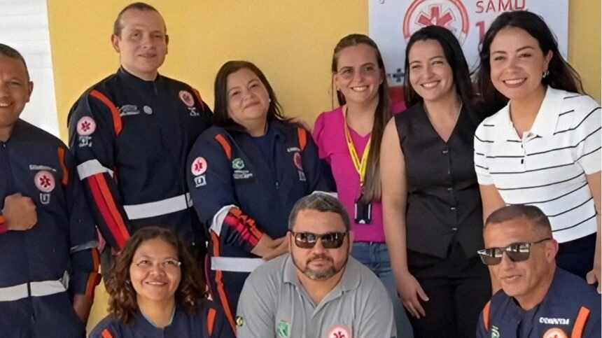 Profissionais do SAMU e representantes da Prefeitura de Cascavel reunidos na inauguração da nova base de apoio do serviço de urgência.