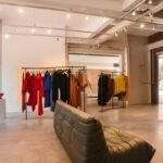 Interior de loja de roupas em Fortaleza, representando o varejo da cadeia produtiva da moda na capital cearense.