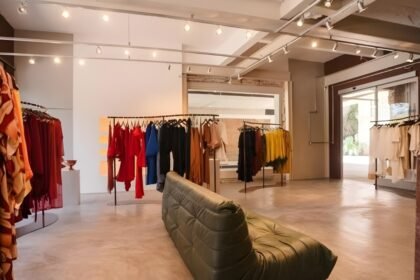 Interior de loja de roupas em Fortaleza, representando o varejo da cadeia produtiva da moda na capital cearense.