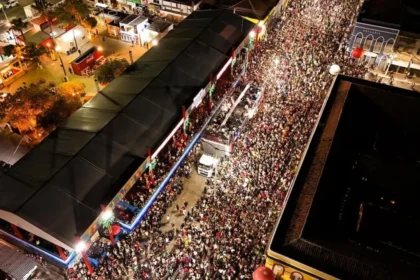Vista aérea do público durante desfile de trios elétricos no Carnaval de Aracati 2026, evento que reuniu multidões e movimentou o turismo no município.