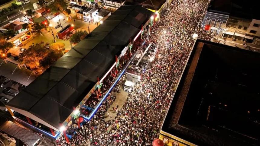 Vista aérea do público durante desfile de trios elétricos no Carnaval de Aracati 2026, evento que reuniu multidões e movimentou o turismo no município.