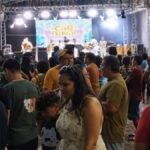 Público acompanha apresentação musical no Carnaval da Saudade, na Praça Esaú Benício, em Cascavel, em clima de celebração, memória afetiva e encontro entre gerações.