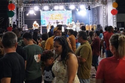 Público acompanha apresentação musical no Carnaval da Saudade, na Praça Esaú Benício, em Cascavel, em clima de celebração, memória afetiva e encontro entre gerações.