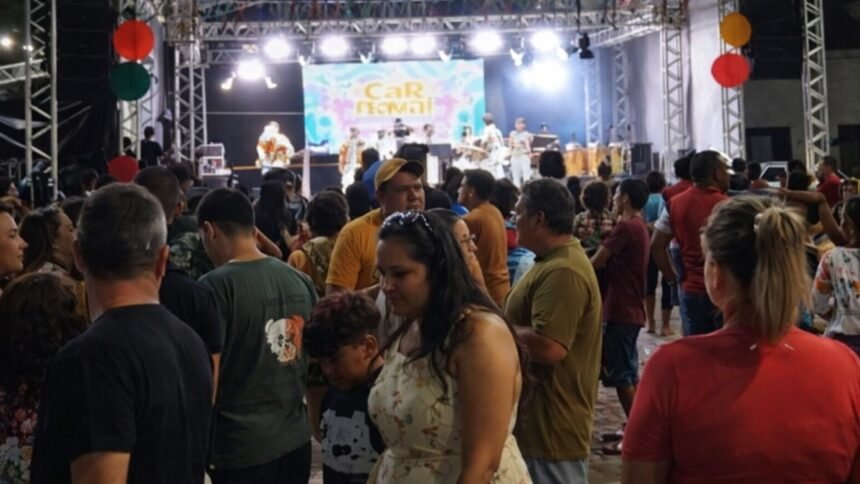 Público acompanha apresentação musical no Carnaval da Saudade, na Praça Esaú Benício, em Cascavel, em clima de celebração, memória afetiva e encontro entre gerações.