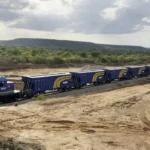 Trem de cargas da Transnordestina percorre trecho em obras no Nordeste, simbolizando a integração entre ferrovias, terminais logísticos e outros modais de transporte no Ceará.