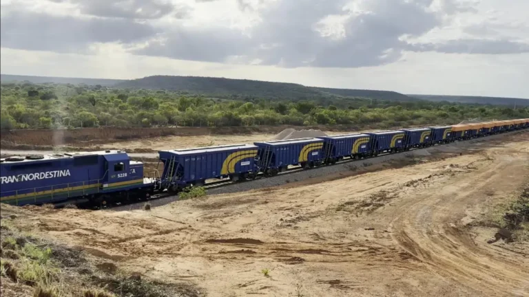 Trem de cargas da Transnordestina percorre trecho em obras no Nordeste, simbolizando a integração entre ferrovias, terminais logísticos e outros modais de transporte no Ceará.